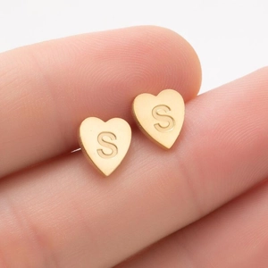 Puce d'oreille cœur dorée minimaliste avec lettre S gravée en acier inoxydable
