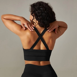 Gros plan du soutien-gorge de sport noir sans couture avec dos croisé et maille côtelée