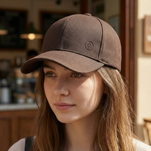 Klassische dunkelbraune Twill-Baumwoll-Baseballkappe mit Logo-Stickerei an einem Model
