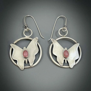 Eleganti orecchini vintage a farfalla in argento con gemme di corallo rosa intarsiate