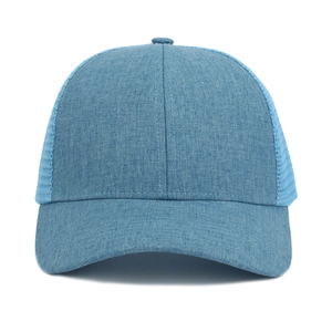 Detail der blauen Trucker-Cap mit Mesh-Rückseite und hochwertiger Baumwollstruktur