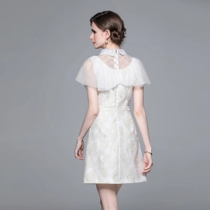 Robe cape blanche en jacquard de style français avec tulle et coupe ajustée, vue de dos
