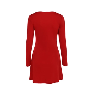Vue arrière de la robe rouge à manches longues montrant une coupe ajustée et la taille