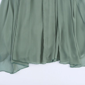Französisches grünes Chiffon-Maxikleid mit Fledermausärmeln und plissierter V-Ausschnitt-Textur