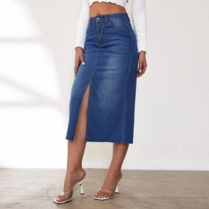 Klassieke donkerblauwe denim midi-rok met hoge taille, voorsplit en rechte vintage snit