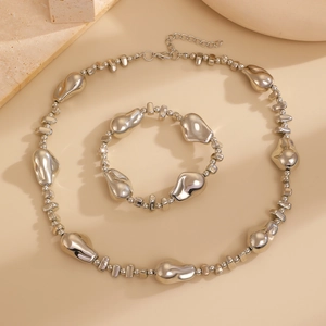 Vue détaillée du set collier et bracelet aux perles irrégulières de style baroque