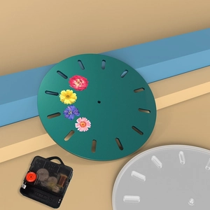 Detalle del kit de reloj DIY verde oscuro con detalles florales y componentes del motor