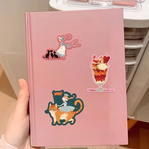 Adesivi vintage di fiabe con gatti e ragazze carine su un taccuino rosa