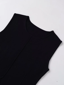 Detailansicht des schwarzen ärmellosen Stricktops mit vertikaler Ziernaht im Fokus