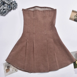 Robe bustier courte en jean marron vintage avec détails de texture sur fond blanc