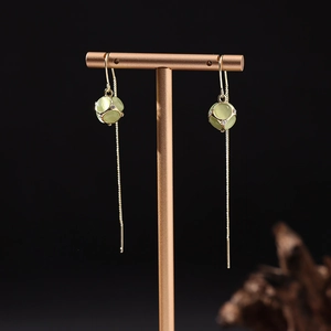 Boucles d'oreilles chinoises vintage avec pierres vertes et pompons dorés