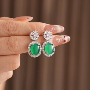 Détail des boucles d'oreilles vintage en argent avec calcédoine verte ovale et zircons