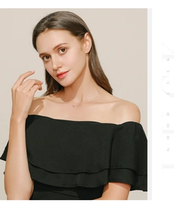 Gros plan d'un collier minimaliste en argent sterling avec zircon sur le cou du mannequin
