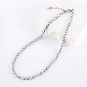 Collier tennis argenté élégant avec zircons ronds et fermoir mousqueton sur pierres blanches