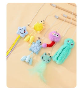 Dettaglio delle bacchette per gatti in colori macaron con piume e ciondoli di peluche