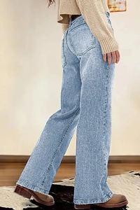 Detailweergave van hoge taille en lichtblauw gewassen denim textuur vanuit achterhoek