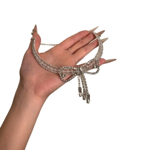 Collana elegante con fiocco e frange di strass e perle su una doppia catena