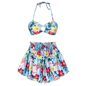 Détail de haut de bikini à imprimé tropical et short à cordon pour les vacances