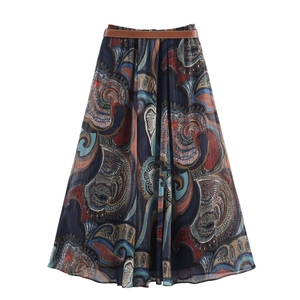 Modischer Midirock mit Vintage-Paisleymuster und passendem braunem Ledergürtel
