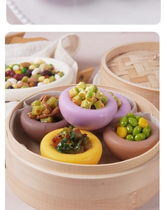 Nahaufnahme realistischer falscher Maisbrötchen-Modelle mit Toppings im Bambusdämpfer