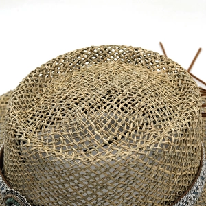 Atmungsaktiver Sonnenhut aus Naturstroh mit Ethno-Band und türkisfarbenem Detail für Damen