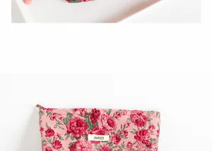 Dettaglio del beauty case vintage in jacquard floreale con rose e cerniera robusta