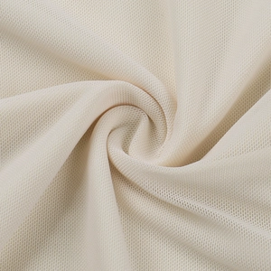 Gros plan sur le tissu en maille nid d'abeille beige avec un drapé doux et fin