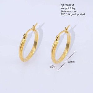 Dettagli degli orecchini a cerchio in acciaio inossidabile placcati oro 18k da 23mm con greca