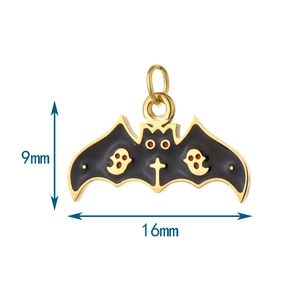 Détail d'un pendentif chauve-souris doré et noir de 9x16mm avec croix pour bijoux Halloween