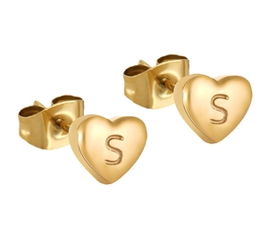 Detailansicht goldene Herz-Ohrstecker mit graviertem Buchstaben S und Schmetterlingsverschluss