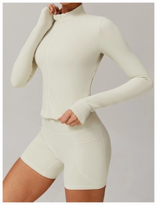 Detail der weißen Yoga-Jacke und Shorts mit Seitentasche und hochelastischer Stoffstruktur