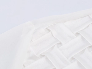 Vue macro des détails tissés sur l'épaule d'une chemise blanche en satin soyeux