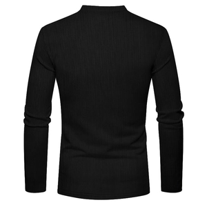 Detailansicht der Rückseite eines schwarzen, schmal geschnittenen Langarm-Henley-Shirts