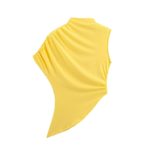 Top senza maniche giallo asimmetrico con collo alto e dettagli arricciati su fondo bianco