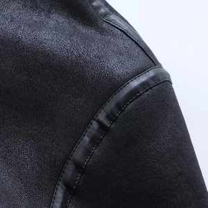 Damenjacke aus schwarzem Lederimitat mit Kunstpelz-Futter und feinen Nahtdetails im Fokus