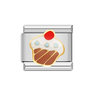 Dettaglio macro dello charm cupcake in acciaio inossidabile con smalto e bordo dorato