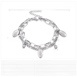 Details des doppellagigen Edelstahl-Kettenarmbands mit ovalen Anhängern