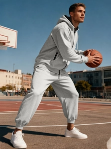 Tuta da uomo in pile grigio chiaro su un campo da basket all'aperto con cielo azzurro