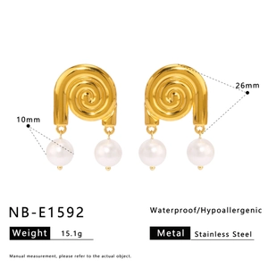 Detail of 18K gold plated stainless steel curved earrings with 10mm waterproof pearls