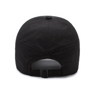 Cappellino da baseball nero traspirante con fori laser e cinturino posteriore regolabile