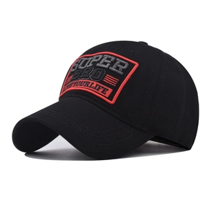 Detalle de gorra de algodón negro con parche bordado rojo SUPER BRO y lema frontal