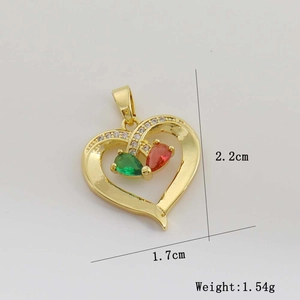 Détail du pendentif cœur plaqué or 18 carats avec gemmes colorées, hauteur 2,2 cm