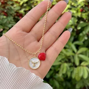 Collana a sfere placcata oro con pendente a cuore rosso e medaglione con colomba bianca