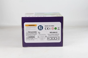 Detail van de verpakking met batterijspecificaties en veiligheidswaarschuwingen