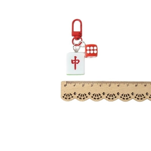 Portachiavi Mahjong creativo con tessera 'Zhong' rossa e dado su un righello
