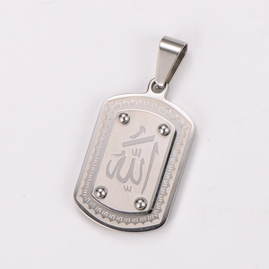 Vue détaillée d'un pendentif carré argenté avec gravure arabe et clous en acier inox