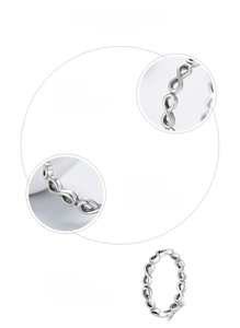 Primo piano dell'anello infinito in argento sterling 925 con dettagli di ossidazione