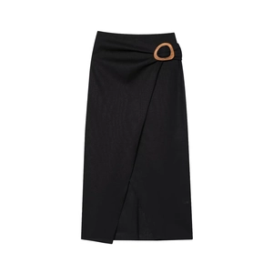 Gonna midi nera in misto lino con elegante fibbia in legno per un look estivo chic