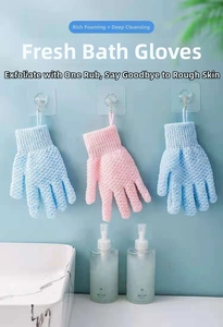 Peeling-Handschuhe aus Nylon in Pink und Blau hängend in einer hellen Badezimmerumgebung