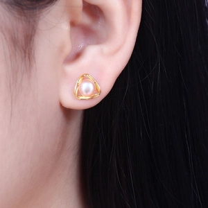 Elegant S925 silver geometric triangle earrings with natural pink freshwater pearls
